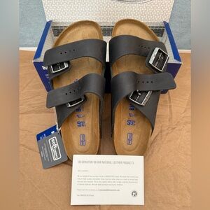 (Brand new in box) Birkenstock Arizona Black soft footbed size: 40 (W9/M7)